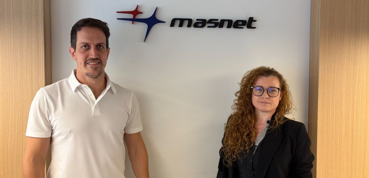 Lucas Marengo, Responsable de Marcas y Negocios y Belén Fucks, Product Manager de Cartelería Digital de LG en Masnet.