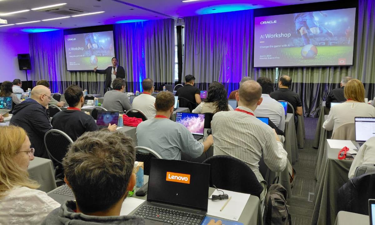 Participantes del workshop organizado por Oracle durante una jornada centrada en el desarrollo práctico de soluciones con inteligencia artificial.