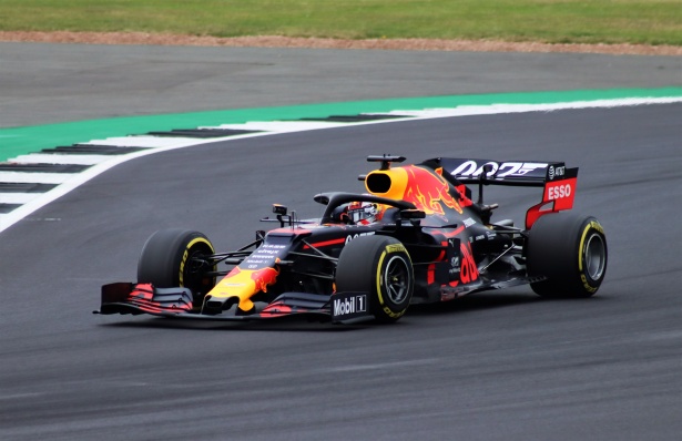 Max Verstappen reduce la incertidumbre en carrera gracias a simulaciones avanzadas basadas en inteligencia artificial.