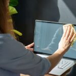 Un paño de microfibra limpio es la herramienta clave para limpiar pantallas: elimina polvo y partículas sin rayar, a diferencia de materiales comunes como pañuelos o papel toalla, que pueden dañar superficies delicadas.