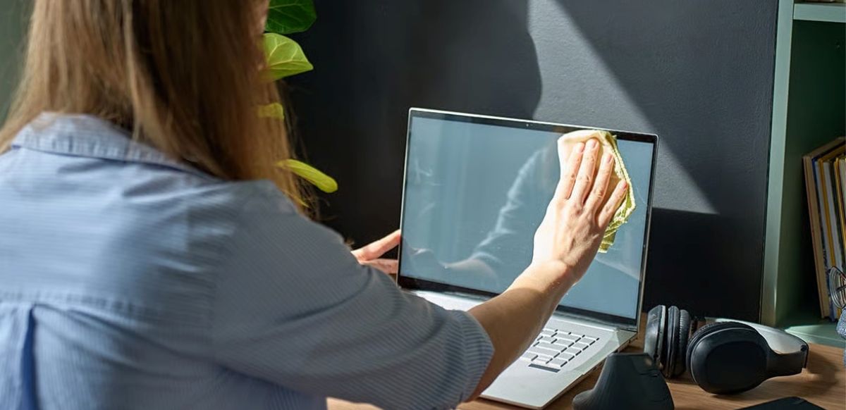 Un paño de microfibra limpio es la herramienta clave para limpiar pantallas: elimina polvo y partículas sin rayar, a diferencia de materiales comunes como pañuelos o papel toalla, que pueden dañar superficies delicadas.
