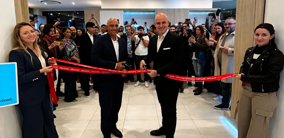 Autoridades de LG Electronics Argentina durante el corte de cinta inaugural del nuevo LG Store en Nordelta.