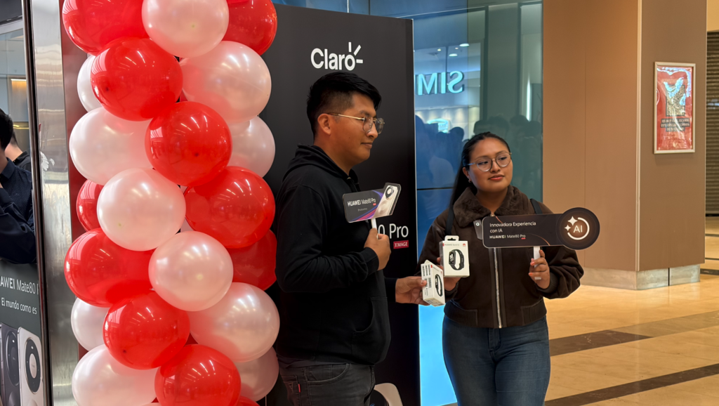 Clientes y fanáticos de la marca recibiendo el regalo de Huawei. 