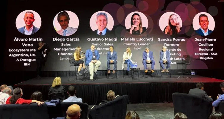 Moderado por Desirée Jaimovich, Directora Periodística de ITSitio, el panel reunió a ejecutivos de Fortinet, IBM, Intel, Kingston y Lenovo, quienes compartieron su visión sobre el presente y futuro del sector tecnológico.