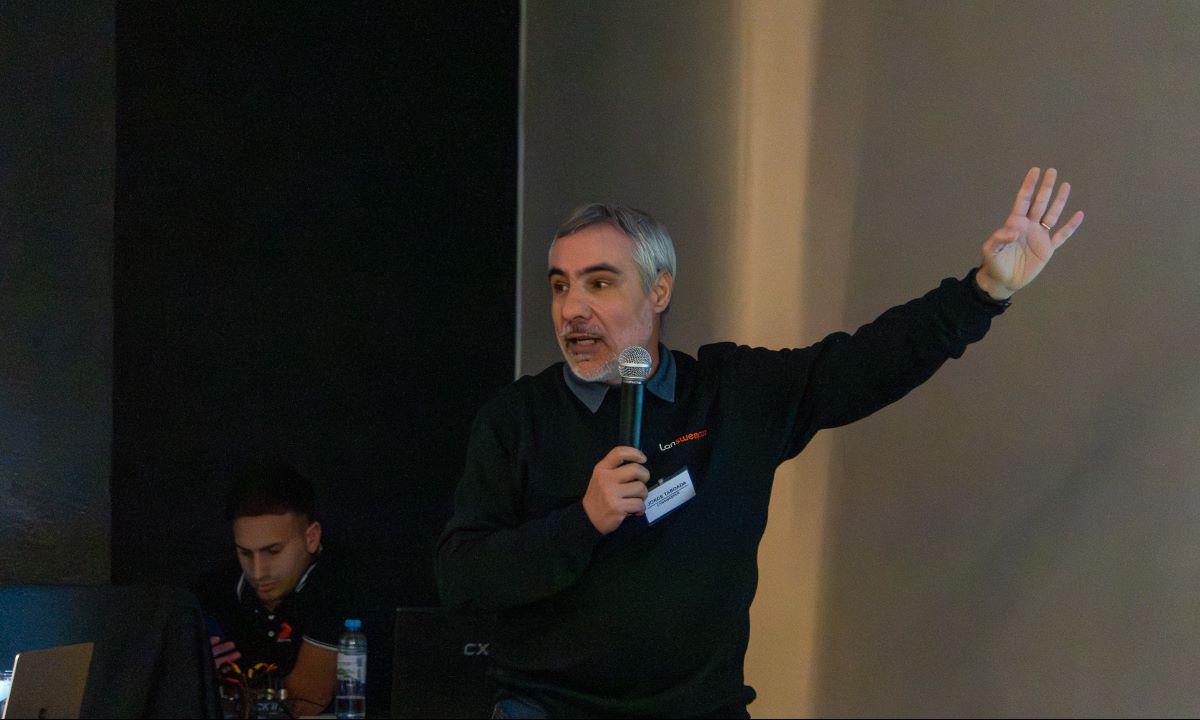 Durante la demo en vivo, Jorge Taboada exhibió cómo Lansweeper consolida información de múltiples fuentes para ofrecer una visión unificada de activos, vulnerabilidades y ciclos de vida tecnológicos.