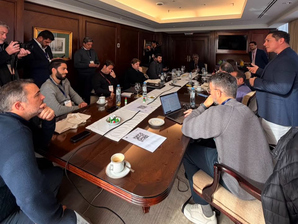 Empresarios, usuarios y socios de negocios participaron en la primera edición de Zoholics Argentina, realizada en Buenos Aires, donde se analizaron las principales tendencias en tecnología empresarial.