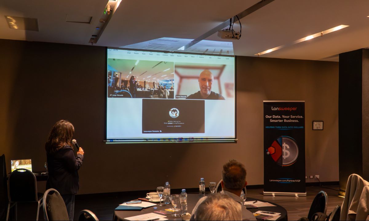 Guido Patanella, CTO de Lansweeper, presentó el enfoque de la compañía para enriquecer y contextualizar datos, facilitando la adopción de inteligencia artificial en entornos MSP.