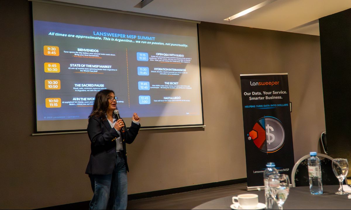 Tane López, MSP Partner Account Executive de Lansweeper, explicó cómo la visibilidad de activos permite identificar riesgos, vulnerabilidades y nuevas oportunidades de servicios para los clientes.