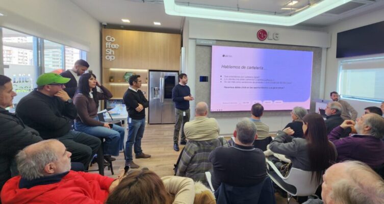 Emanuel Galarza y Lucas Trecarichi, Key Account Managers de LG Argentina, presentaron las soluciones de pantallas profesionales, software de gestión y hospitalidad que impulsan la estrategia B2B de la compañía.