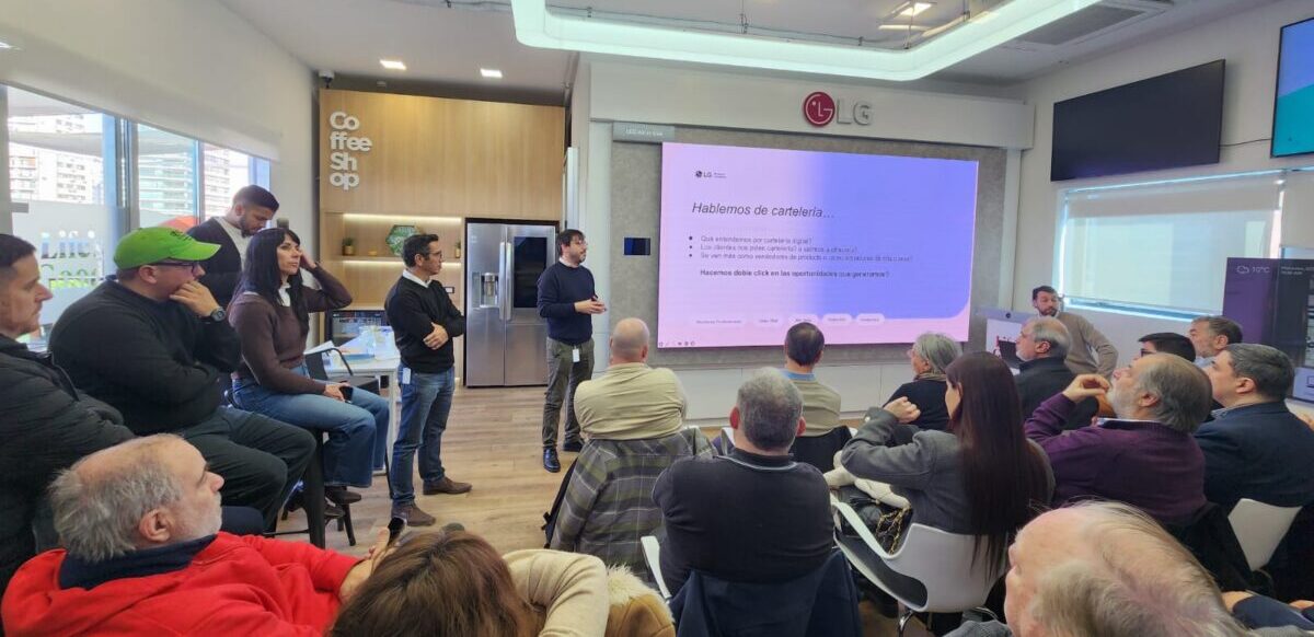 Emanuel Galarza y Lucas Trecarichi, Key Account Managers de LG Argentina, presentaron las soluciones de pantallas profesionales, software de gestión y hospitalidad que impulsan la estrategia B2B de la compañía.