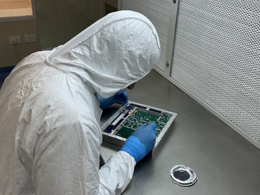 Durante la etapa de ensayos se verificarán los sistemas de comunicaciones, energía, software, control de actitud e instrumentos científicos para garantizar su funcionamiento en órbita.
