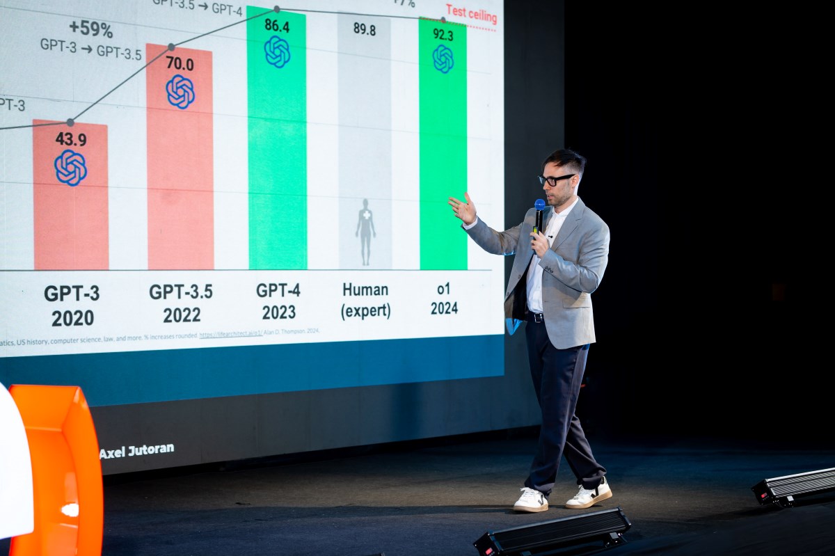 El consultor Axel Jutoran distingue a los agentes de IA de los chatbots tradicionales: mientras estos responden preguntas, los agentes pueden ejecutar procesos y tomar acciones dentro de un flujo de trabajo.