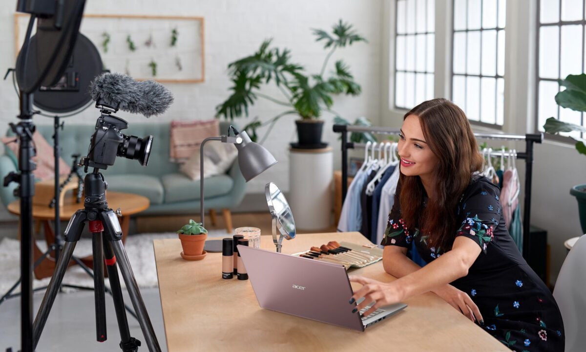 Las cámaras Full HD, los micrófonos con reducción de ruido y las funciones de IA optimizan la experiencia en reuniones virtuales.