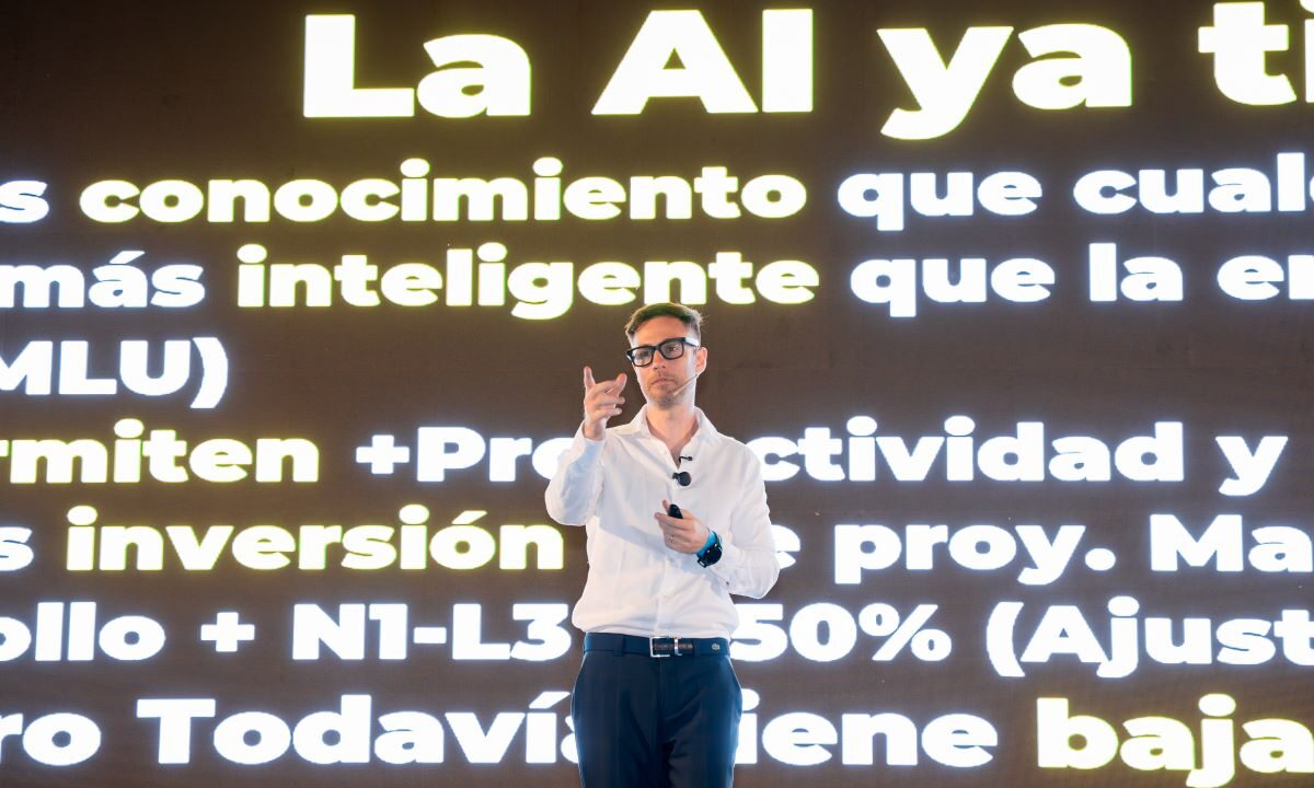 "No rompas lo que está funcionando", recomienda Axel Jutoran, quien propone integrar agentes de IA sobre procesos existentes antes que reemplazarlos por completo.