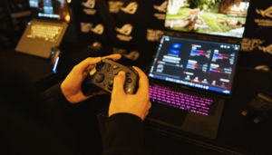 ASUS ROG celebra 20 años de innovación, consolidándose como una marca clave en la evolución del hardware gaming desde su creación en 2006.