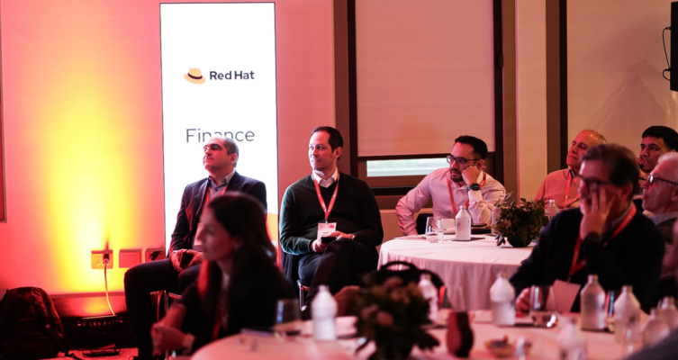 Especialistas, socios y clientes de Red Hat compartieron experiencias y perspectivas sobre los desafíos y oportunidades de innovación del sector.