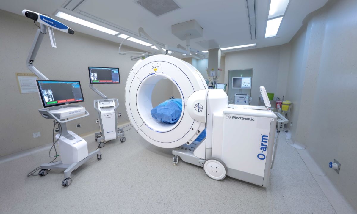El Hospital Italiano incorporó un sistema de imágenes intraoperatorias y navegación virtual para asistir cirugías complejas de columna y neurocirugía.
