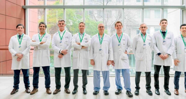 El equipo médico incorpora nueva tecnología para cirugías de alta complejidad.