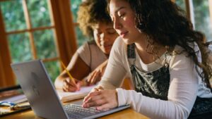 Google anunció nuevas herramientas de Gemini pensadas para acompañar a estudiantes, ya sea para organizar sus materiales y prepararse para un examen o investigar un tema en profundidad.