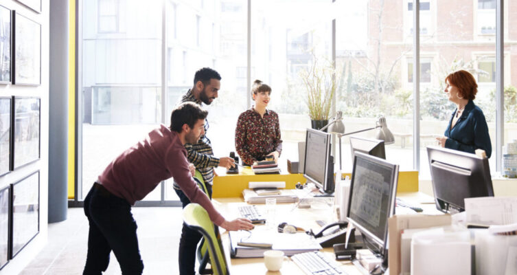 La adopción de inteligencia artificial avanza más rápido que la preparación de las personas y obliga a las empresas a repensar habilidades, roles y modelos de trabajo.