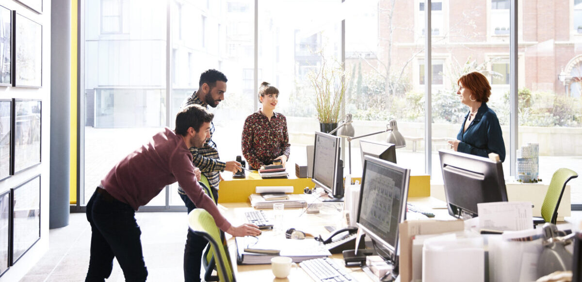 La adopción de inteligencia artificial avanza más rápido que la preparación de las personas y obliga a las empresas a repensar habilidades, roles y modelos de trabajo.