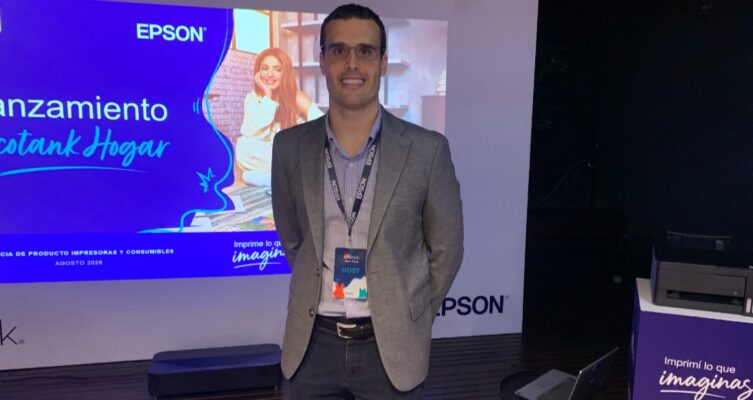 Jordi Ribas, gerente regional de Producto de Epson EcoTank para Latinoamérica, durante la presentación de la nueva generación de impresoras.