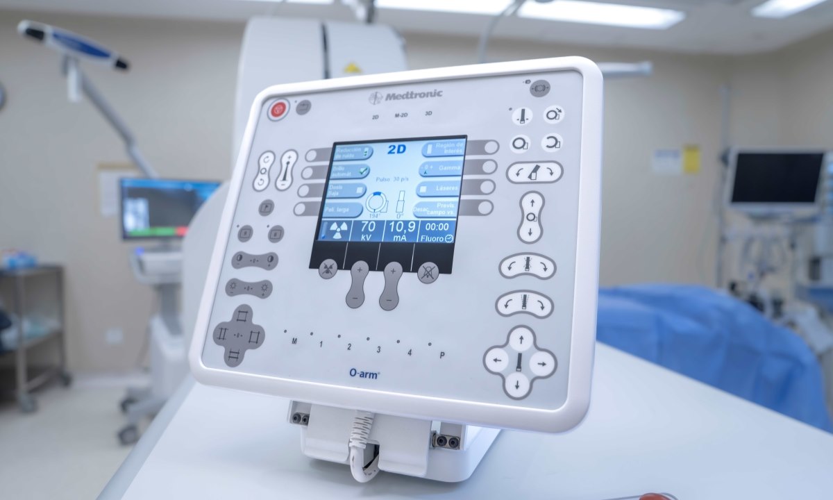 gps. La plataforma de navegación quirúrgica permite al equipo médico seguir en tiempo real la posición de los instrumentos sobre una reconstrucción tridimensional del paciente.