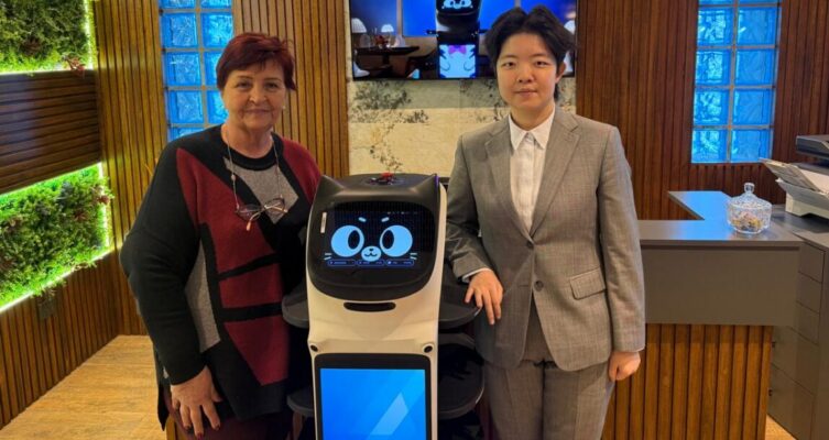 Nora Palacios, cofundadora y dueña de Counter, junto a Amaya Dai, Sales Manager de PUDU Robotics, durante su visita a la Argentina para consolidar la alianza entre ambas compañías.