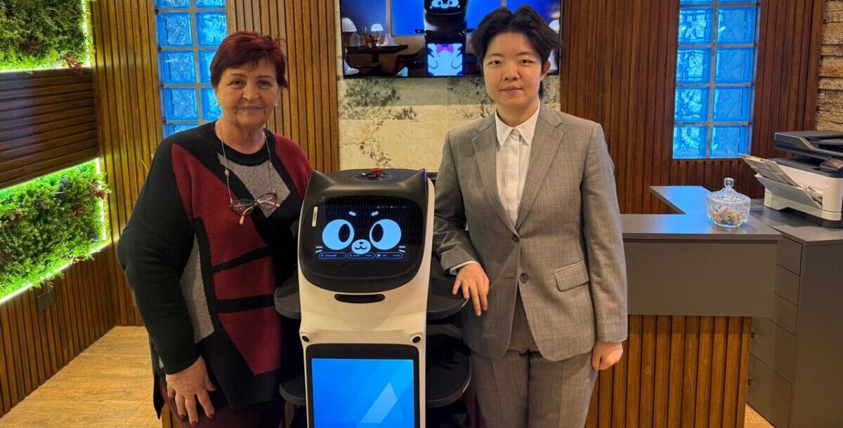 Nora Palacios, cofundadora y dueña de Counter, junto a Amaya Dai, Sales Manager de PUDU Robotics, durante su visita a la Argentina para consolidar la alianza entre ambas compañías.