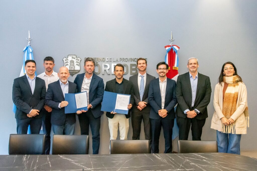El acuerdo fue firmado por Alejandro Anderlic, director de Asuntos Gubernamentales y Externos para América Latina de Salesforce, y Rodrigo Pérez Limpias, secretario de Innovación e Infraestructura de la Gestión de Córdoba, con la participación de autoridades provinciales y representantes de la compañía.