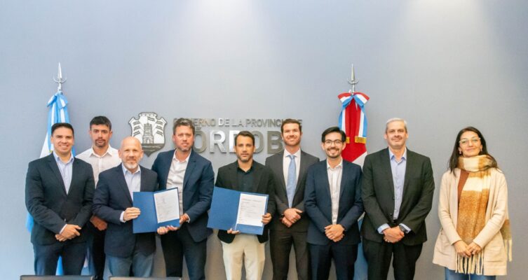 El acuerdo fue firmado por Alejandro Anderlic, director de Asuntos Gubernamentales y Externos para América Latina de Salesforce, y Rodrigo Pérez Limpias, secretario de Innovación e Infraestructura de la Gestión de Córdoba, con la participación de autoridades provinciales y representantes de la compañía.