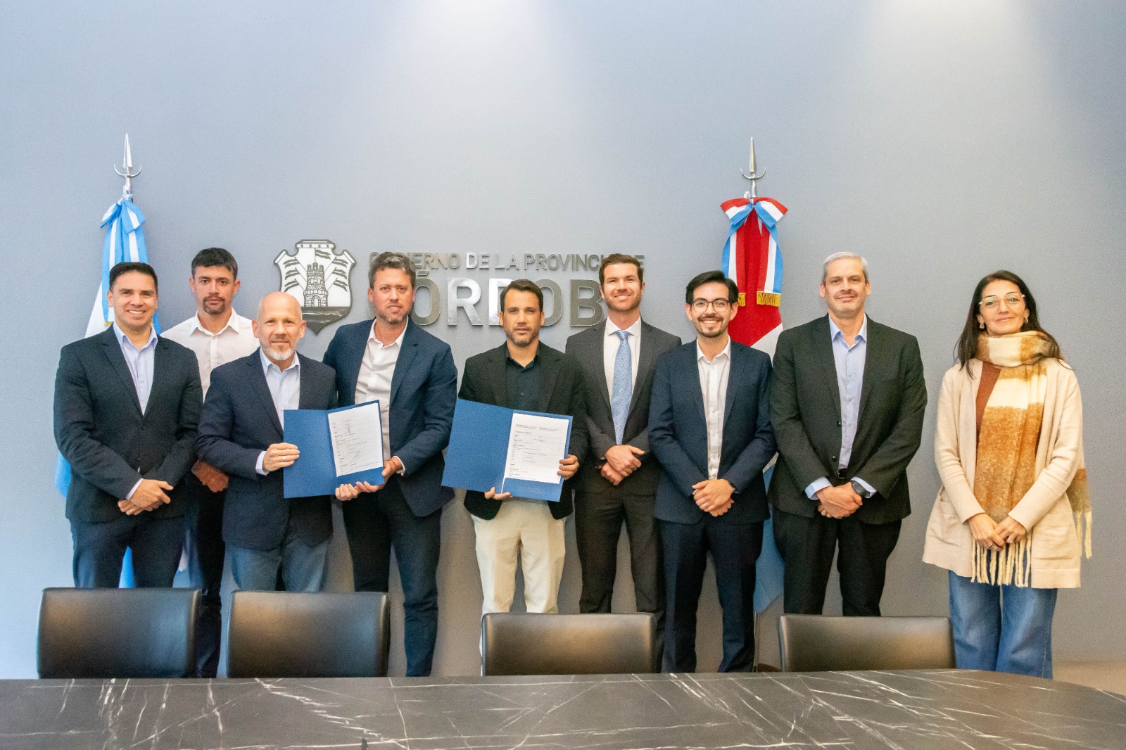 El acuerdo fue firmado por Alejandro Anderlic, director de Asuntos Gubernamentales y Externos para América Latina de Salesforce, y Rodrigo Pérez Limpias, secretario de Innovación e Infraestructura de la Gestión de Córdoba, con la participación de autoridades provinciales y representantes de la compañía.