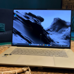 Zenbook A16 incorpora una pantalla OLED 3K (2880 x 1800) con tasa de refresco de 120 Hz