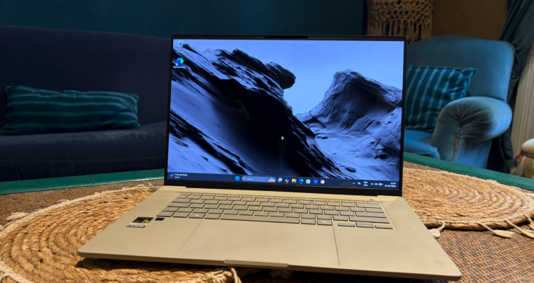 Zenbook A16 incorpora una pantalla OLED 3K (2880 x 1800) con tasa de refresco de 120 Hz