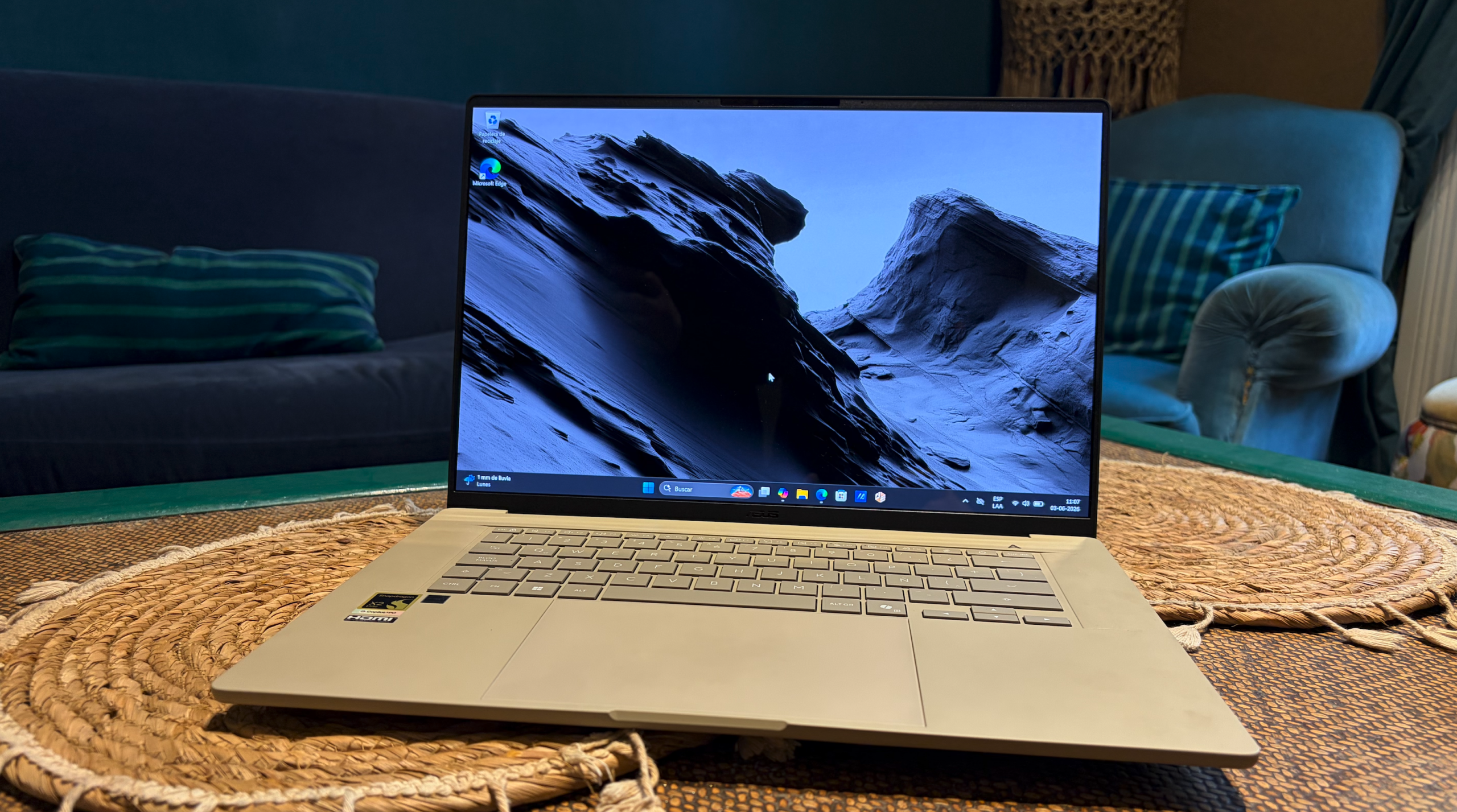 Zenbook A16 incorpora una pantalla OLED 3K (2880 x 1800) con tasa de refresco de 120 Hz