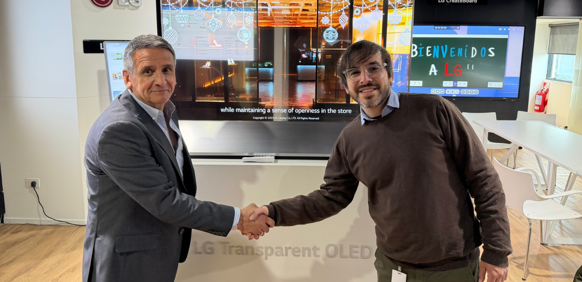 Alejandro Sánchez, CEO de ABC1 Technology para Argentina y Chile; y Emanuel Galarza, ejecutivo de cuentas de LG especializado en cartelería digital.