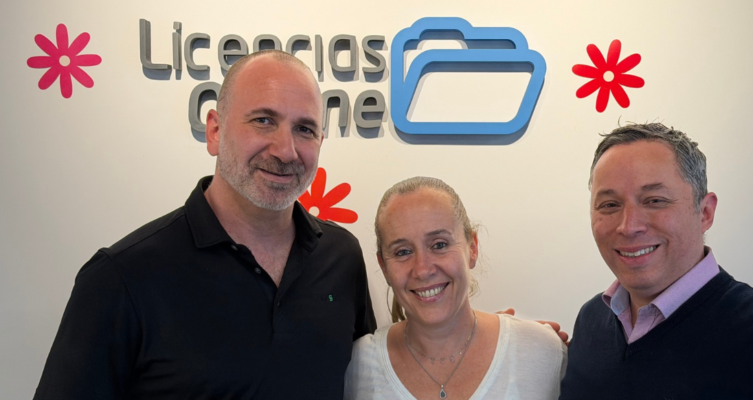Mariano Busca, Director de Canales para Cohesity, Alejandra Orsi, Product Manager de Cohesity en Licencias Online, y Ricardo Formas, Channel Manager de Cohesity para SOLA.