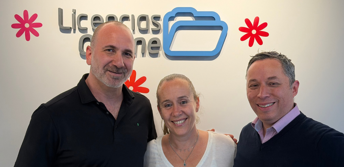 Mariano Busca, Director de Canales para Cohesity, Alejandra Orsi, Product Manager de Cohesity en Licencias Online, y Ricardo Formas, Channel Manager de Cohesity para SOLA.