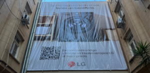 La intervención urbana de LG llevó el lanzamiento a tres pulmones de edificio para representar las dificultades de secado en espacios con poca luz y humedad.