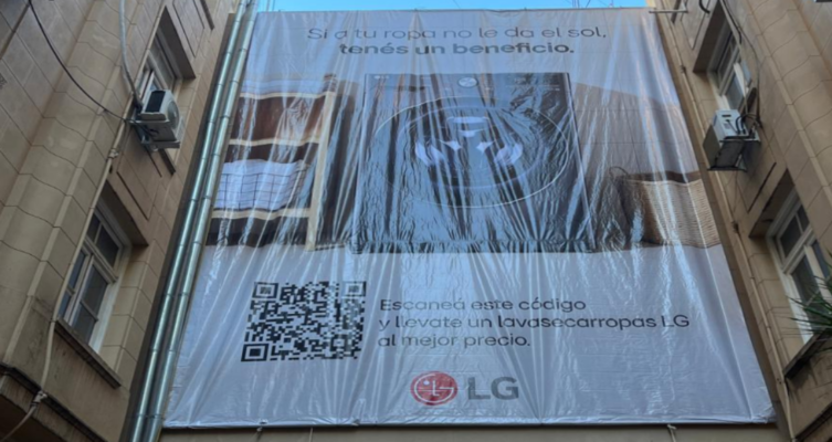 La intervención urbana de LG llevó el lanzamiento a tres pulmones de edificio para representar las dificultades de secado en espacios con poca luz y humedad.