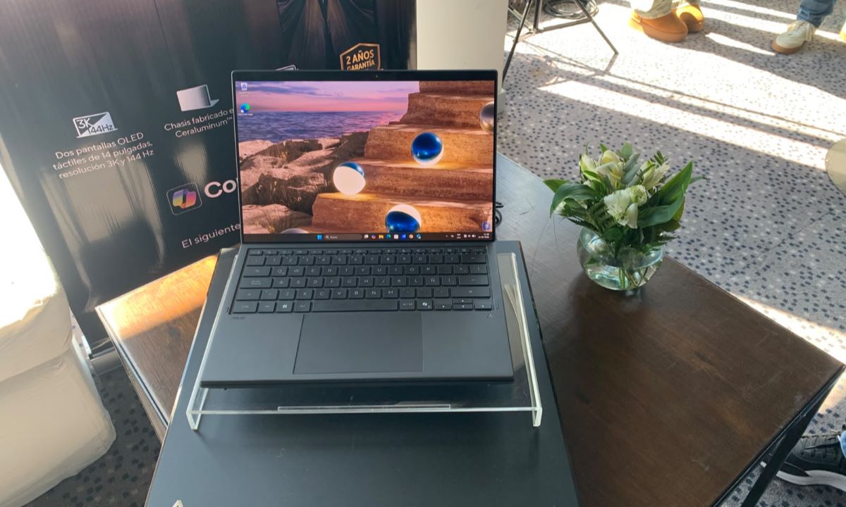 El teclado MagLatch completa el diseño. El accesorio Bluetooth de tamaño completo se fija magnéticamente al equipo mediante pines retráctiles y permite utilizar la