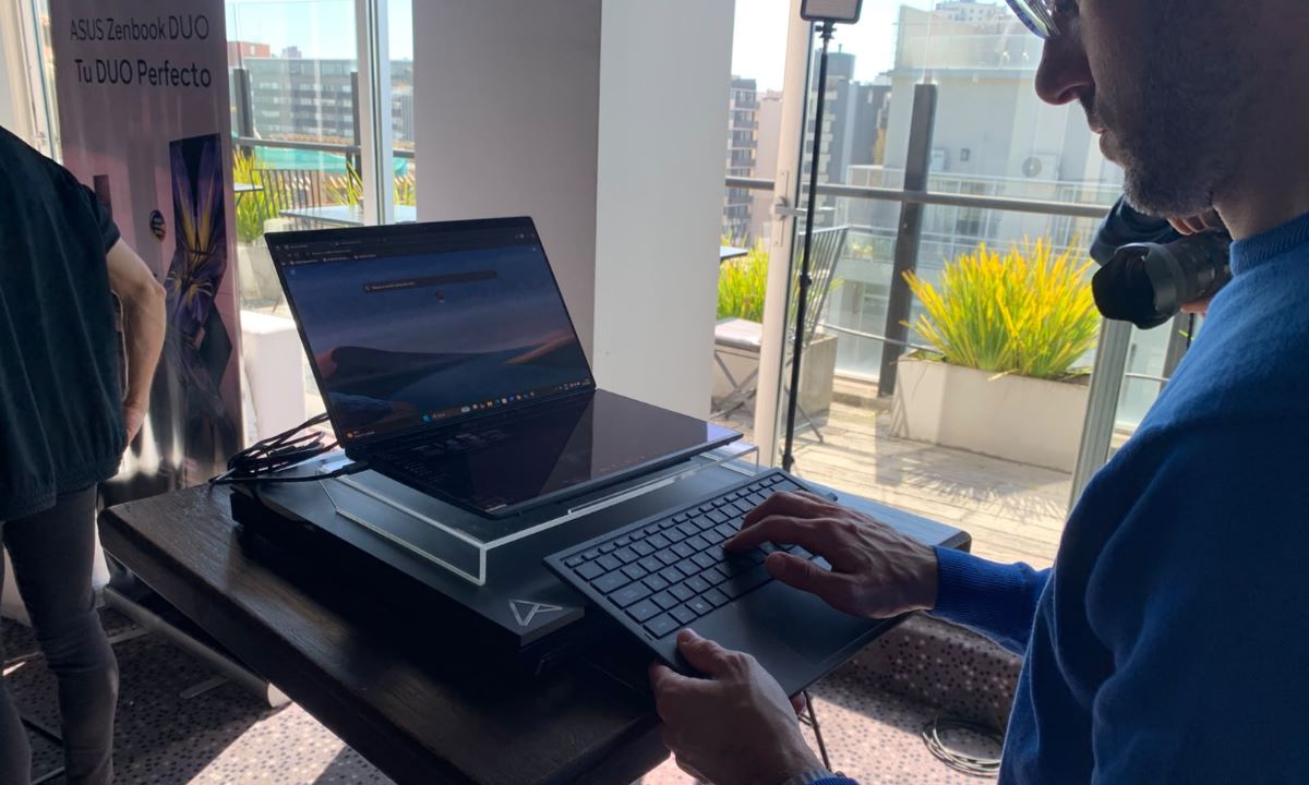 La notebook combina dos pantallas táctiles ASUS Lumina Pro OLED de 14 pulgadas, resolución 3K y 144 Hz para ampliar el espacio de trabajo sin recurrir a un monitor externo.
