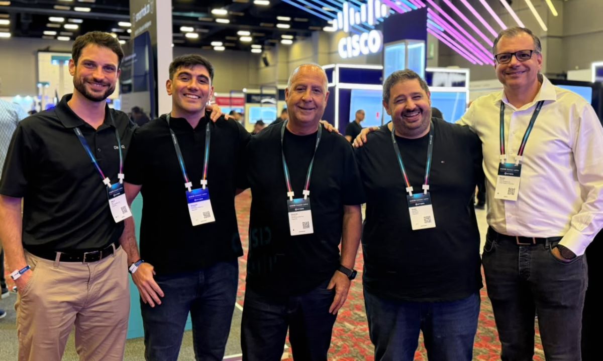 Marco Santi, distribution account manager en Cisco; Ezequiel Acevedo, Cisco Team Leader en Distecna; Eduardo Perugino, director de Distecna; Guido Vacatello; Gerente de Vendor Management en Distecna y Renato Crepaldi, Senior Manager Latin America Distribution en Cisco.