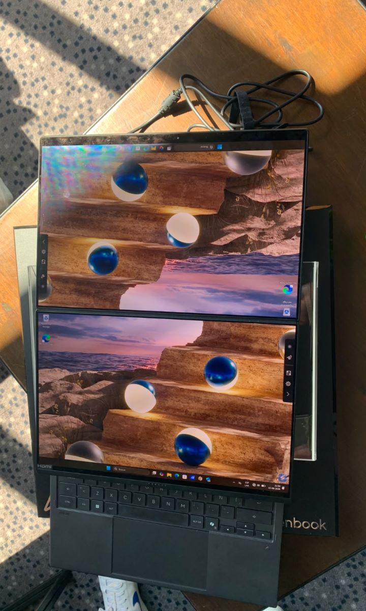 Modo Dual Screen. Con ambas pantallas desplegadas, el equipo ofrece dos áreas de trabajo independientes para distribuir aplicaciones, documentos y herramientas.