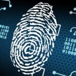 La combinación de biometría, validación documental, contexto, consentimiento y análisis de riesgo permite construir procesos de autenticación más robustos frente al fraude.