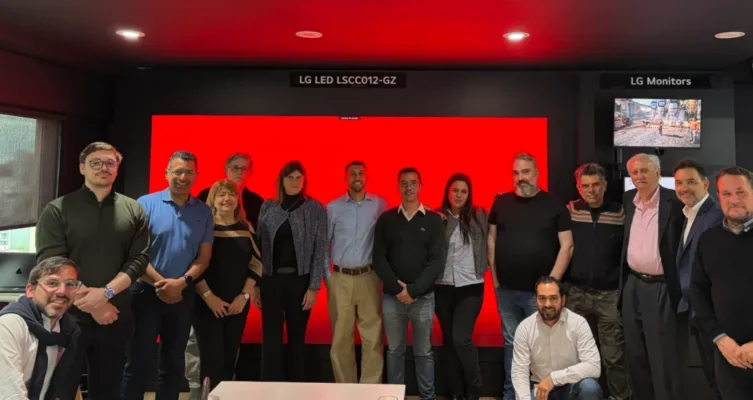 Clientes reunidos con LG Argentina y Proyecciones Digitales durante el encuentro realizado en el showroom de la compañía en Belgrano.