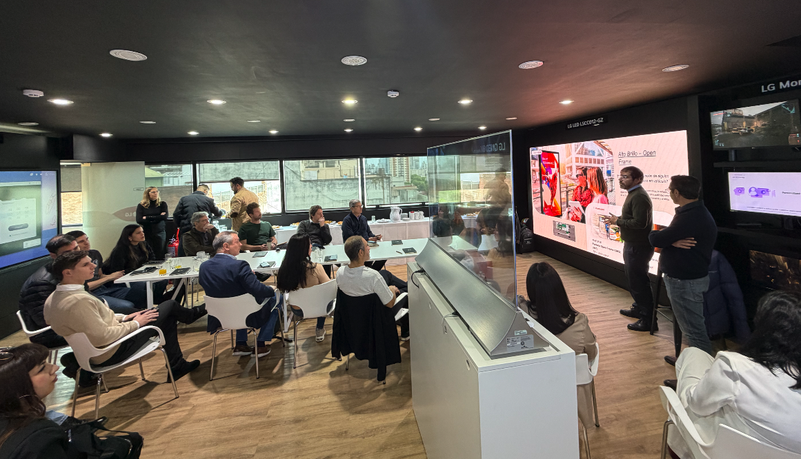 La actividad se desarrolló en el showroom de LG, ubicado en el piso 12 de sus oficinas en Belgrano, donde los asistentes pudieron conocer de primera mano el portfolio de tecnologías destinadas a empresas, comercios y espacios corporativos.