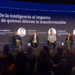Panel de líderes en el evento.