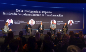 Panel de líderes en el evento.