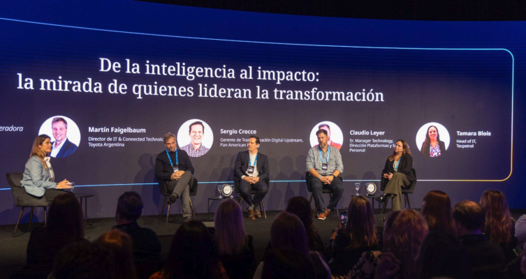 Panel de líderes en el evento.